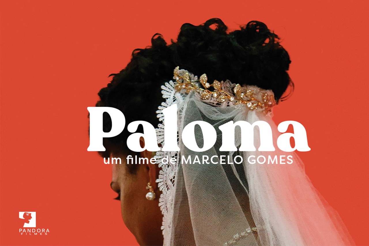 Cartaz do filme "Paloma", de Marcelo Gomes. Mostra o perfil de uma mulher de pele morena, penteado alto e usando um véu de noiva com uma tiara dourada, sobre um fundo vermelho. O título "Paloma" está centralizado em letras brancas grandes, com a frase "um filme de Marcelo Gomes" logo abaixo em letras menores.