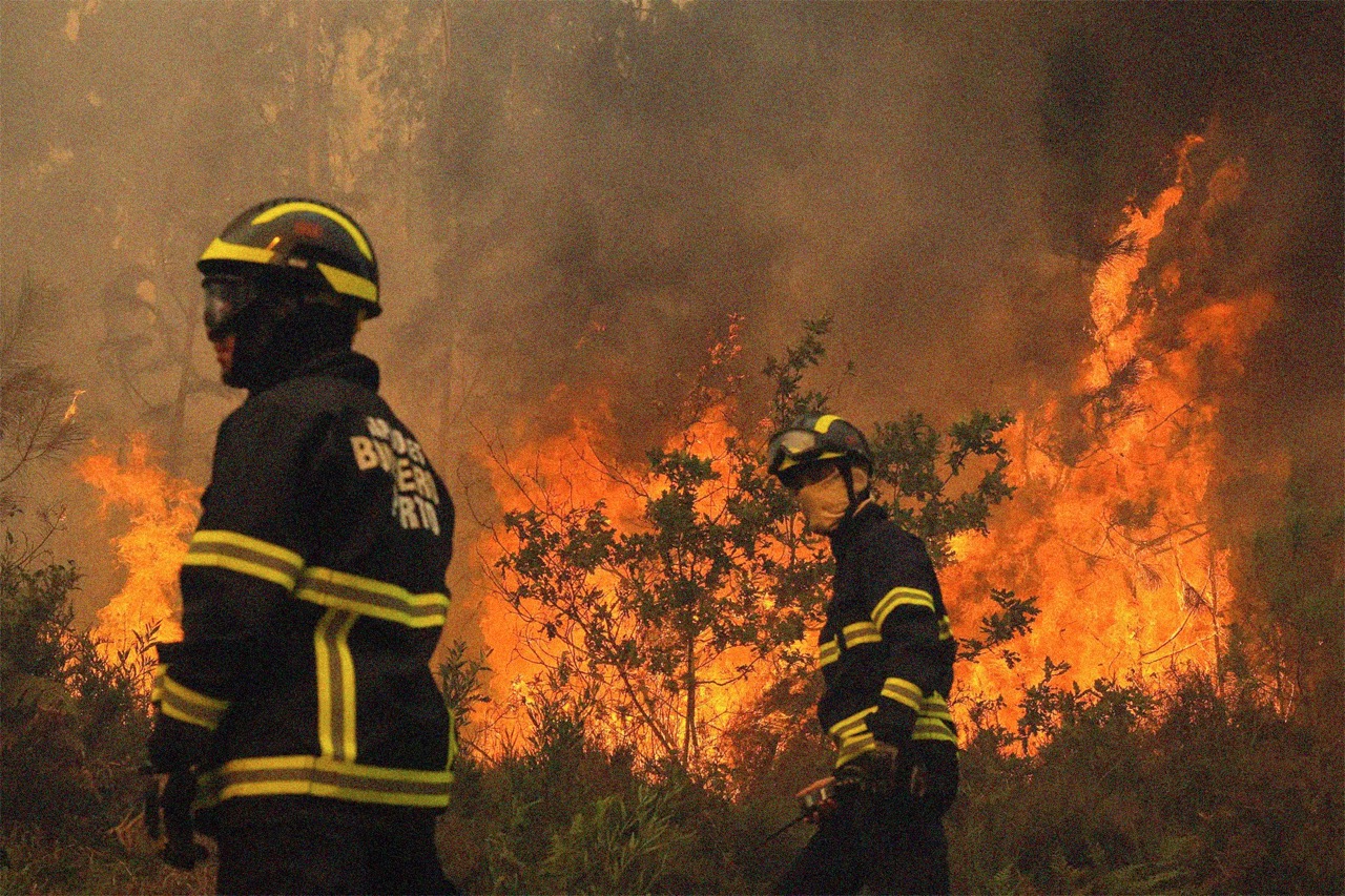 Bombeiros em Portugal atuando para apagar os incêndios florestais de setembro de 2024.