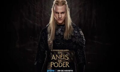 Personagem Sauron de cabelo loiro e expressão séria aparece no cartaz da segunda temporada da série "Os Anéis do Poder" da Amazon Prime Video.