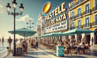 Please wait to be seated: a Lisboa que só fala inglês e está a violar a lei. Esplanada em Lisboa com turistas sentados em mesas sob guarda-sóis. Uma placa em inglês promove o pastel de nata, o doce tradicional português. Ao fundo, arquitetura clássica portuguesa contrasta com o ambiente contemporâneo e a presença predominante do idioma inglês.