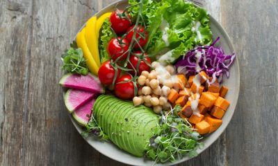 Imagem de uma taça com vários legumes e frutas