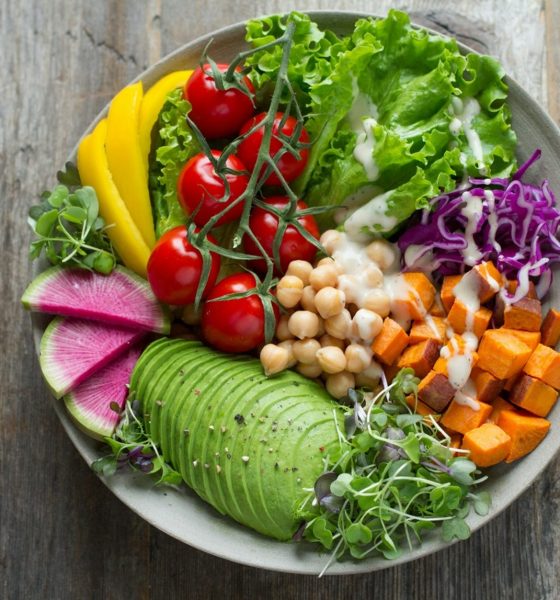 Imagem de uma taça com vários legumes e frutas