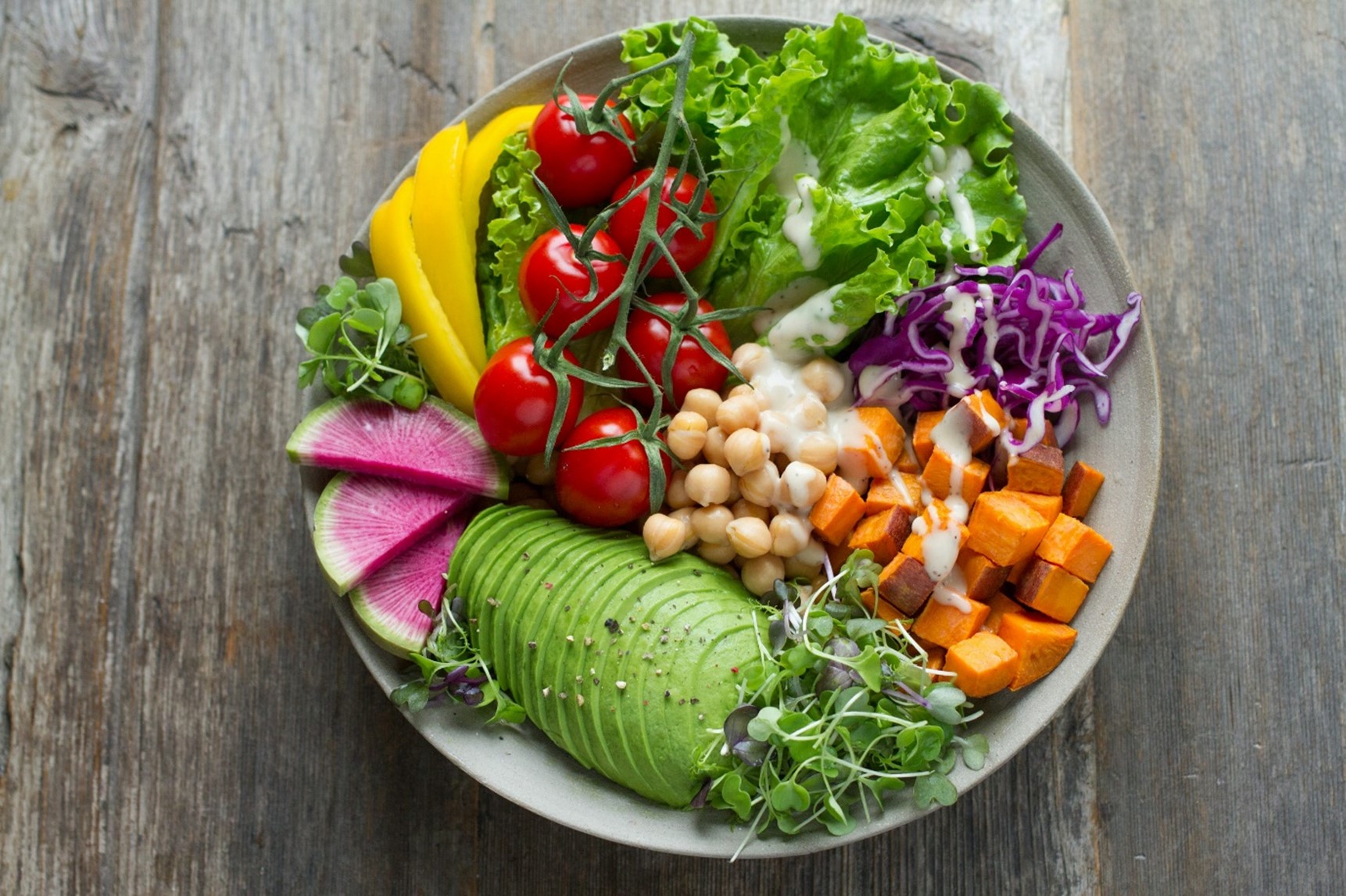 Imagem de uma taça com vários legumes e frutas